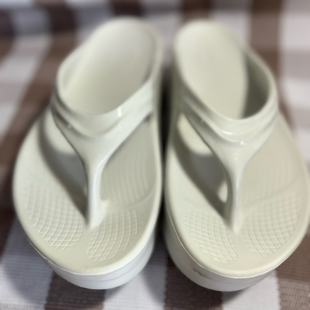 OOFOS OOlala green Women's size 7 Thong Platform Sandals